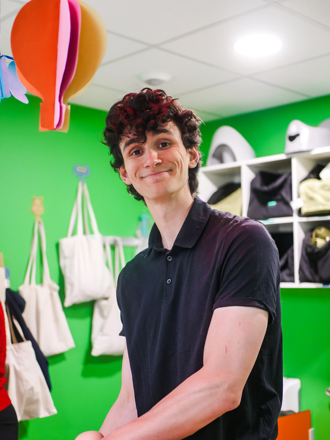 homme souriant - Professionnelle de la petite enfance à la crèche