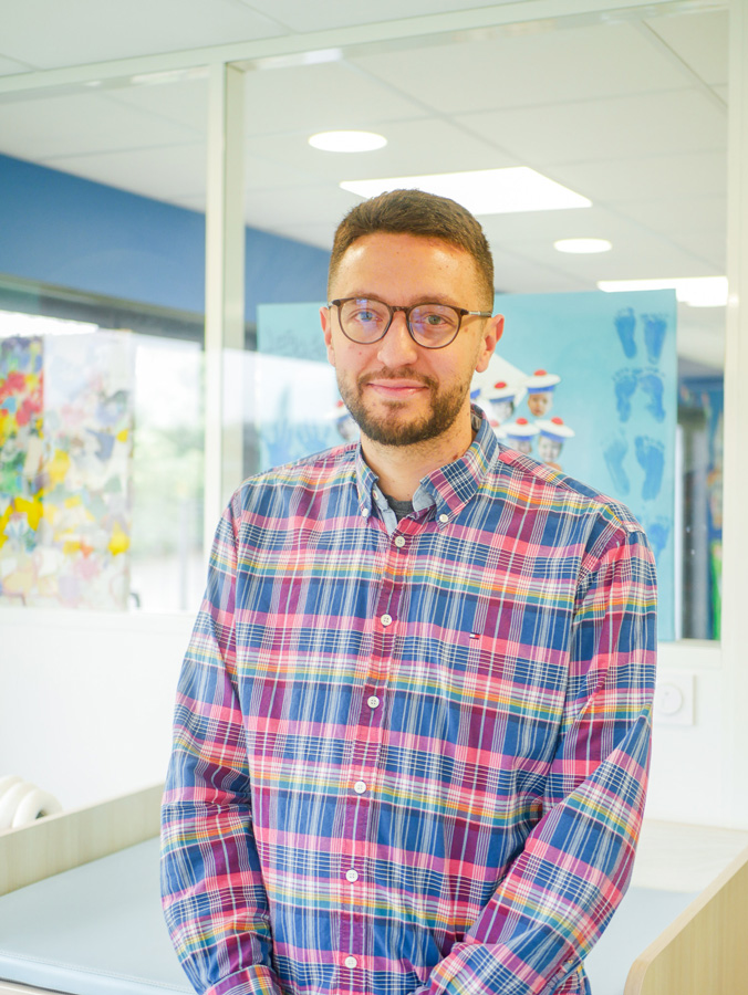 Professionnelle de la petite enfance à la crèche