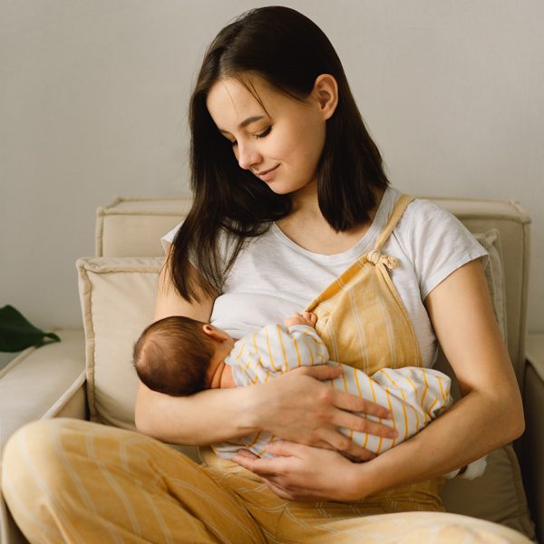 femme en train d'allaiter son bébé