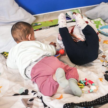 Enfants jouant ensemble dans un environnement multiculturel