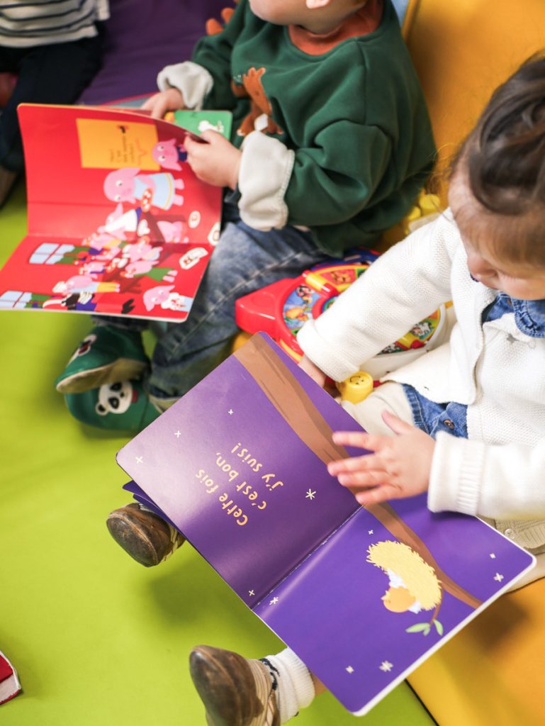 Espace de repos et de lecture aménagé pour les tout-petits