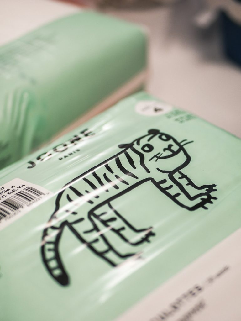 paquet de couche Joone utilisé dans une crèche multilingue