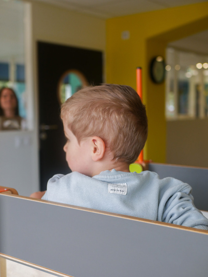 Enfants découvrant plusieurs langues à travers des jeux éducatifs