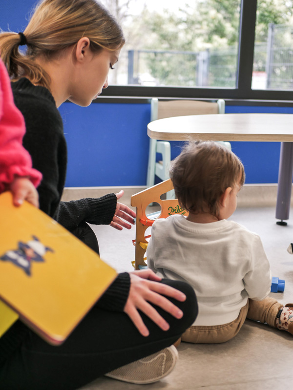 Éducatrice accompagnant des enfants pendant une activité