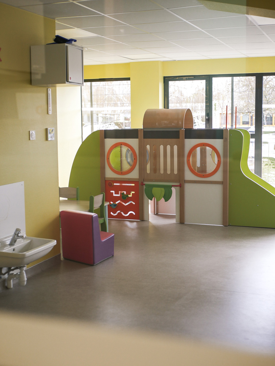Salle de jeux lumineuse aménagée pour les jeunes enfants