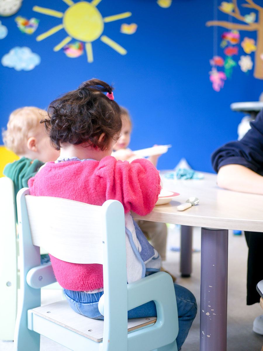 enfant-repas-creche