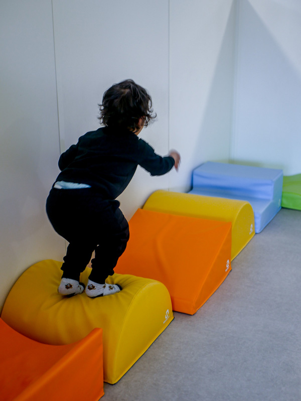 Salle de jeux lumineuse aménagée pour les jeunes enfants